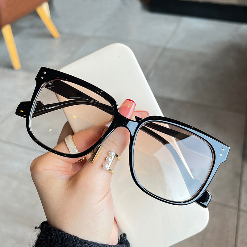 Street Fashion Shoot - UV400 Sunglasses for Women Retro Black